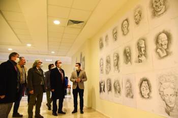 İki Yıl Boyunca Ortaya Çıkardıkları Çalışmaları Sergilediler
