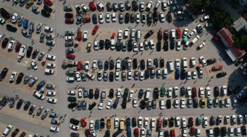 İkinci el oto pazarı sinek avlıyor!