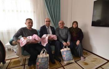 İkiz Bebeklerin İlk Hediyesi Belediyeden
