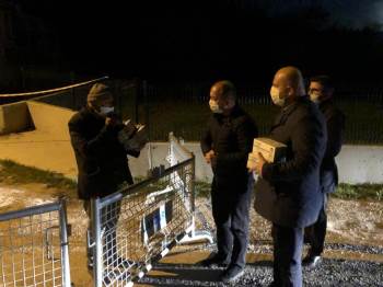 İl Başkanı Karabıyık Karantina Altındaki Mahalle Sakinlerine Maske Götürdü
