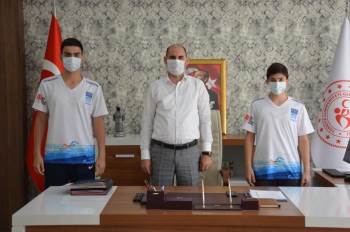 İl Müdürü Yasin Özdemir, Başarılı Yüzücüleri Tebrik Etti
