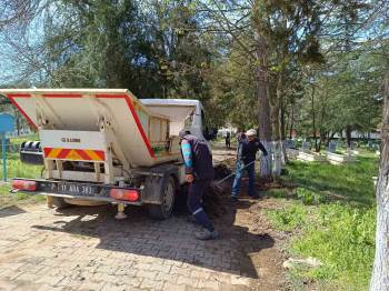 İlçe Mezarlığı Temizlendi
