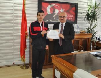 İlçe Milli Eğitim Müdürü Demir Başarılı Öğrencileri Kabul Etti
