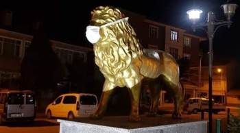 İlçenin Sembolü Aslan Heykeline Maske Taktılar
