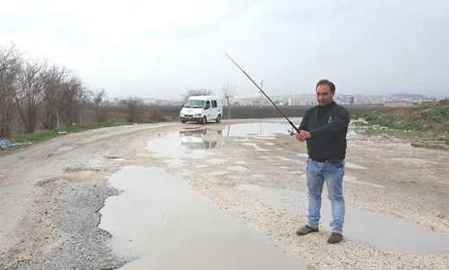 İLGİNÇ PROTESTO ANA YOLDA BALIK AVLADI