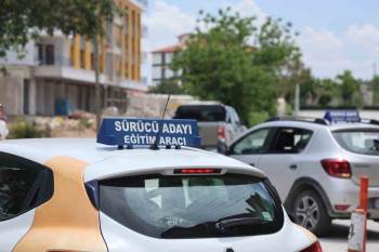 İlk Araç Sürüşünde "Eş Ve Babadan Hoca Olmaz" Uyarısı