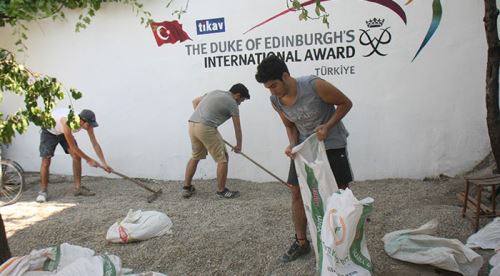 İlk kez kürek tutup ofis yenilediler