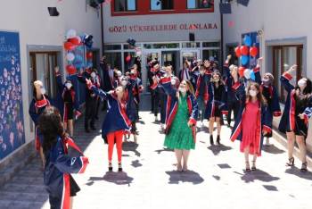 İlk Ve Ortaokuldan Mezun Olan Öğrencilerin Mezuniyet Sevinci
