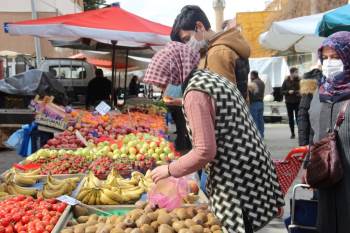 İlkbahar Meyveleri Tezgahlarda Yerini Aldı
