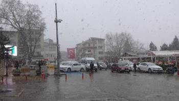 İlkbaharda Yağan Kar Görsel Şölen Oluşturdu
