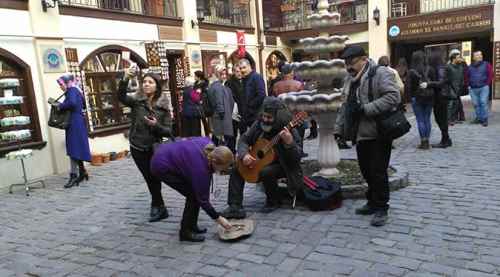 İlkokul mezunu marifetli gitarist