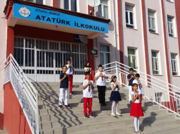 İlkokul Öğrencileri Öğretmenlerine İşaret Diliyle Şarkı Armağan Etti
