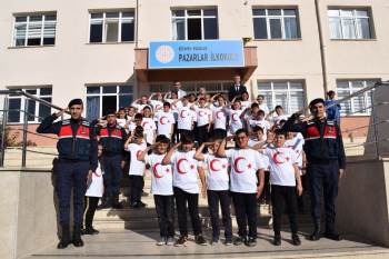 İlkokul Öğrencilerinden Askere Selam
