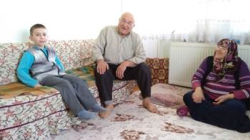 İlkokul Öğrencilerinden Yaşlı Ziyareti
