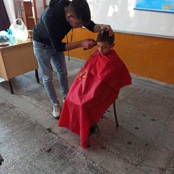 İlkokul Öğrencilerine Saç Bakımı
