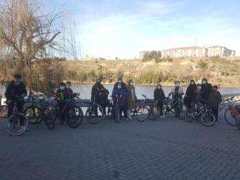 İlkokulda ’Sosyal Mesafeli’ Bisiklet Turu
