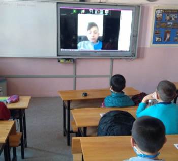 İlkokulda Aynı Anda Hem Uzaktan, Hem Yüz Yüze Eğitim
