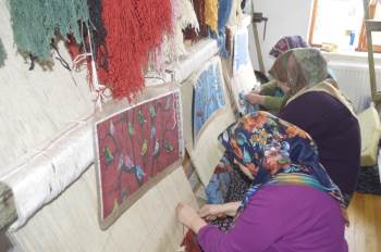 İlmek İlmek Dokuyarak Aile Bütçesine Katkı Sağlıyorlar
