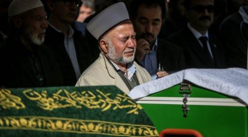 İmam, oğlu ve torununun cenaze namazını kıldırdı