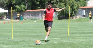 Şimşekler şut çalıştı