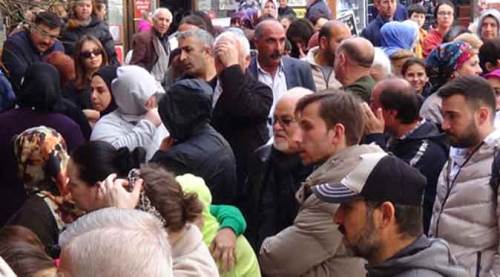 İndirim izdihamı şaşırtmadı, kapıları zor tuttular
