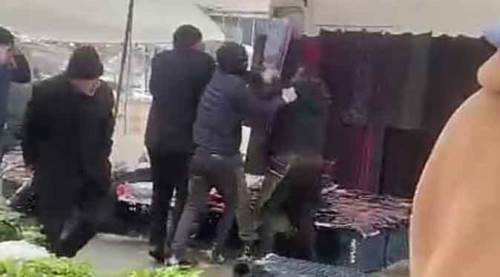 İndirimli ürün kavgasında tekmeler havada uçtu