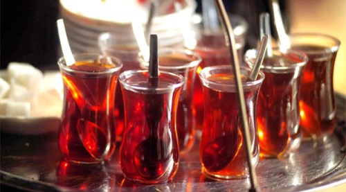 İngiltere'deki birikimi ile çay evi açtı