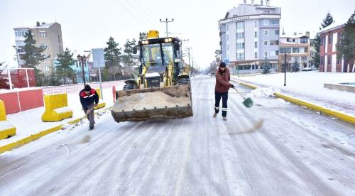 İnönü Belediyesinden kar yağışı sonrası tuzlama çalışmaları