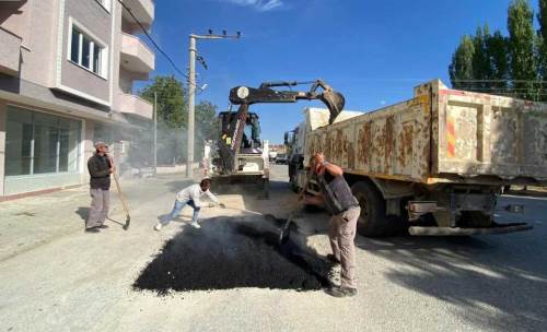 İnönü'de belediye ekipleri sahada, yollar yenileniyor