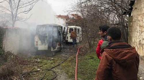 İnönü’de çıkan yangında 2 minibüs kullanılamaz hale geldi