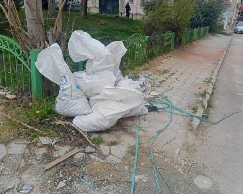 İnşaat atılarının kaldırıma bırakılması kötü görüntü yarattı