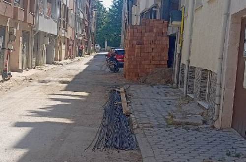 İnşaat demirleri yola bırakıldı, mahalleli tedirgin