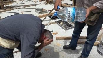 İnşaat İşçilerinin Sıcak Havayla Mücadelesi
