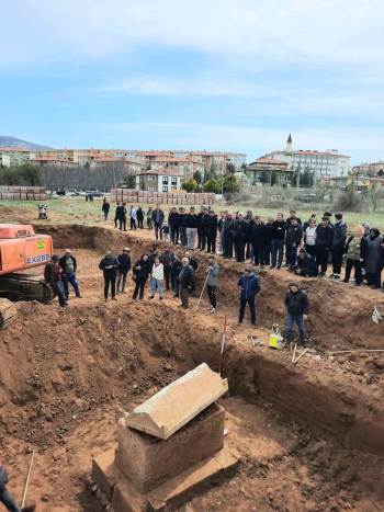 İnşaat Kazısında Bulunan Lahit İlk Belirlemelere Göre Roma Dönemine Ait
