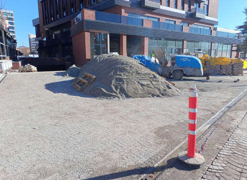 İnşaat kumları yaya güvenliğini riske atıyor