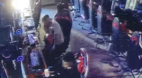 İnternet kafede, klavyenin altına gizleyip...