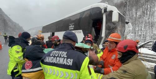  İran’a giden otobüs tıra çarptı, şoför sıkıştı