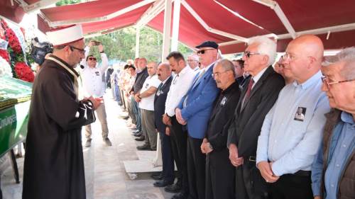 Iraz Bayındır babasını son yolculuğuna uğurladı