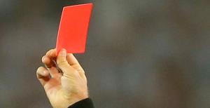 Kırmızıyı görünce hakeme saldırdı