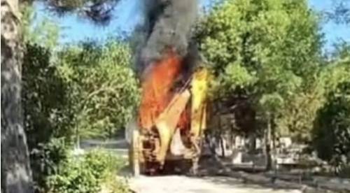 İş makinası alev alev yandı, operatör canını zor kurtardı!