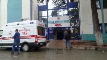 İş Makinesi İle Otomobil Çarpıştı, 1’İ Bebek 3 Kişi Yaralandı
