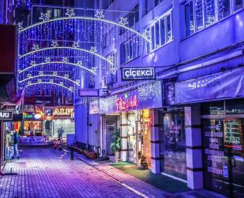 İş Yerlerinin Bulunduğu Sokakta Görkemli Işıklandırma
