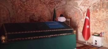 İsa Sofi Türbesi Ziyaretçilerini Bekliyor
