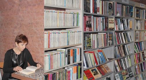 İşçiler Çöpe Atılan Kitaplardan Kütüphane Kurdu