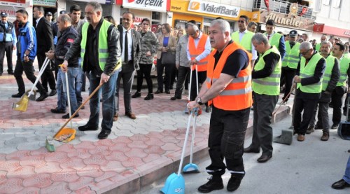 İşçiler iş bıraktı sokaklar belediye başkanına kaldı