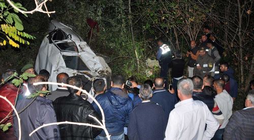 İşçileri taşıyan araç kaza yaptı!