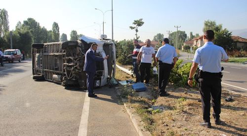 İşçileri taşıyan minibüs devrildi: 8 yaralı