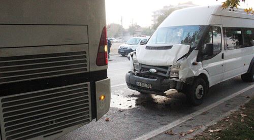 İşçileri taşıyan servisler çarpıştı: 8 yaralı