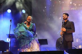 Işın Karaca Ve Can Gox Sahne Performansları İle Göz Doldurdu
