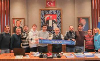 İşitme Engelli İki Başarılı Sporcuyu Tebrik Etti
